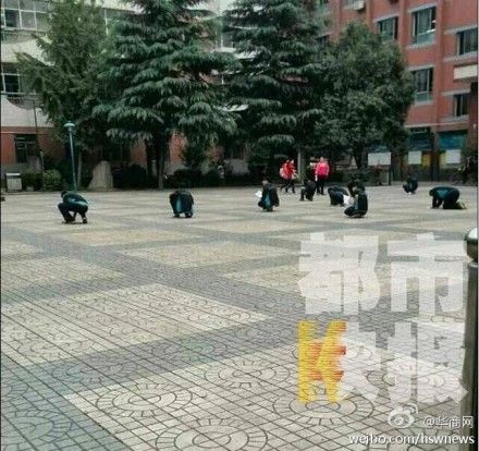西安一初中老師罰學(xué)生蹲在操場寫作業(yè)(圖)