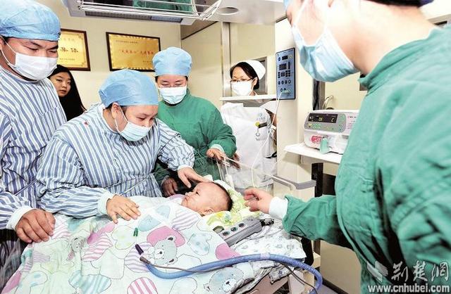 圖為：成功進行心臟移植手術(shù)后，小患者平安度過術(shù)后危險期，14日轉(zhuǎn)入普通隔離病房 （攝影 魏錸）