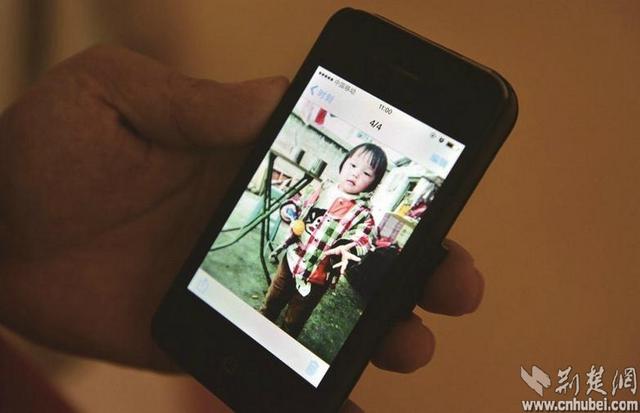 圖為：萌萌父親手機中存著瑤瑤照片
