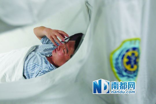 19日，北大深圳醫(yī)院，透過被撕破的工作服，急診科醫(yī)護人員申洪濤身體多處被醉酒男子抓傷。