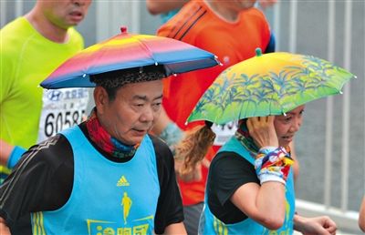兩名戴著傘帽的參賽者正在參加比賽。
