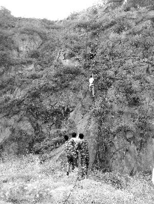 經(jīng)過(guò)三個(gè)半小時(shí)的緊張救援，半山腰的男子被成功救下 消防供圖