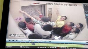 被困人員輪流砸墻進(jìn)行自救。