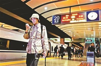 家住天津，在北京工作，呂先生每天乘坐京津城際列車(chē)上下班