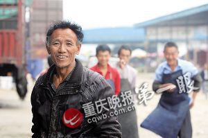 唐再海因?yàn)槠つw黝黑，工友們都打趣地稱呼他為“非洲人”。