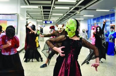 南京地鐵現(xiàn)“僵尸”快閃 乘客先驚后樂(lè)(圖)