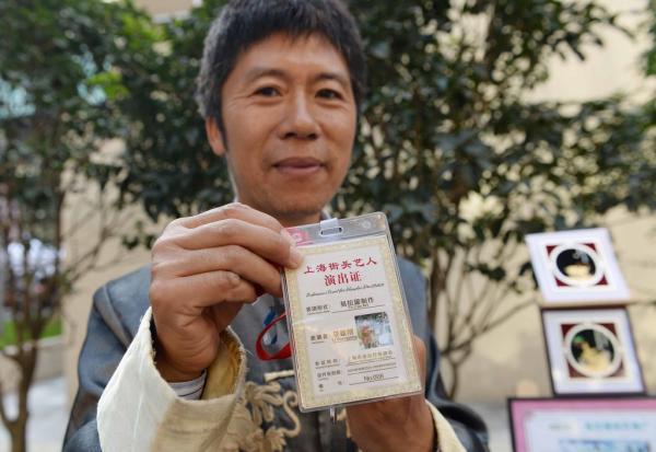 上海持證街頭藝人初演兩天小費(fèi)過(guò)千 市民熱情圍觀(guān)