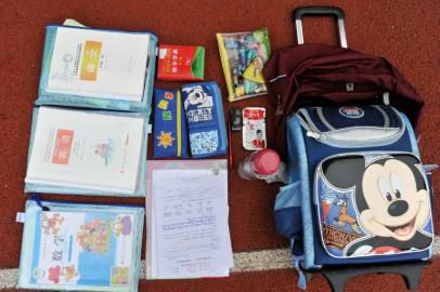 重7.8公斤的書包內(nèi)所裝物品。