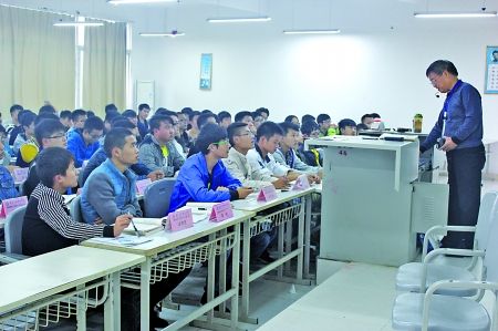 　　該校道路橋梁工程技術的2013級1班和2班同學正在上課