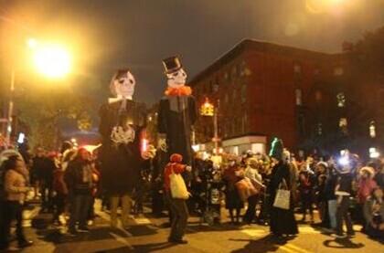 年底將近，派對集中，如何讓子女免受不良人士的侵犯，家長需要警惕并提醒子女注意。（美國《世界日報》/黃伊奕 攝）