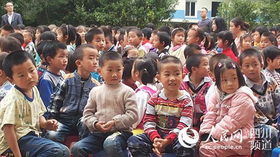 四川一小學(xué)條件差沒(méi)宿舍 寄宿學(xué)生只能睡教室 四川一小學(xué)條件差沒(méi)宿舍 寄宿學(xué)生只能睡教室