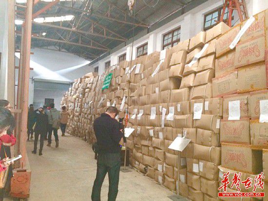 11月5日，執(zhí)法人員清理出來的假安全套把上千平方米的倉庫堆得滿滿的。
