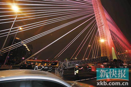 昨日深夜，橋上東側(cè)空出兩條車道用來救援。