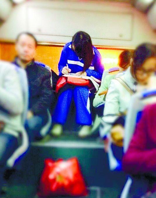 “校服美女”公交車(chē)上做作業(yè) 網(wǎng)友感嘆學(xué)霸現(xiàn)身