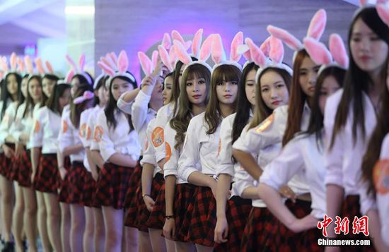 11月11日晚，一百位統(tǒng)一打扮的“兔女郎”現(xiàn)身南京新街口，逛街看電影玩快閃，走到哪里都被圍觀。