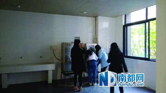 距接熱水的茶房約20米。 南都記者 張少杰 攝