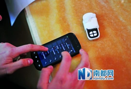 一個號碼為021-62588800的電話自稱上海靜安區(qū)公安分局，騙走了小程148萬。記者 梁煒培 攝