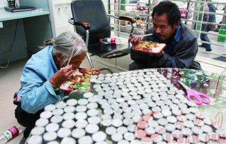 夫婦倆吃著工作人員準(zhǔn)備的盒飯，硬幣已被清點(diǎn)出來(lái)。