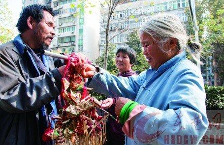 一個(gè)過(guò)路市民在挑選高廣林做的香包。