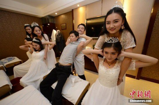 湖南十大?；w到足浴店學(xué)理療按摩(圖)