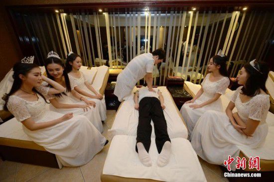 湖南十大校花集體到足浴店學(xué)理療按摩(圖)