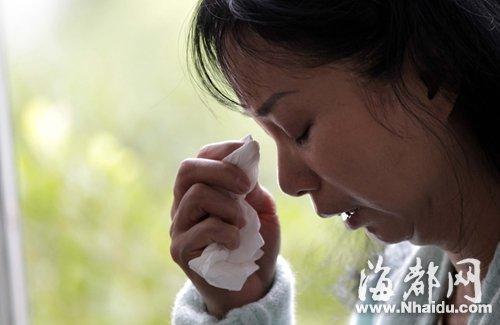 小梅的媽媽看到女兒發(fā)來的信息，就忍不住落淚