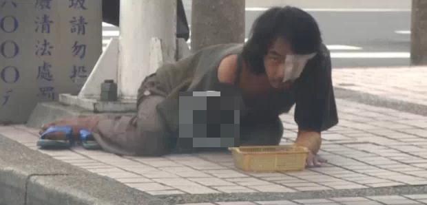 臺灣一乞丐伏地假裝乞討 偷窺過路女子裙底