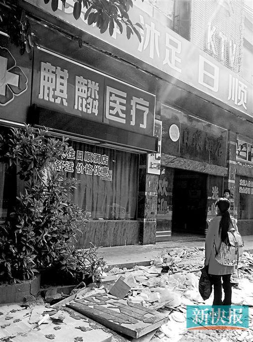 醫(yī)生私購(gòu)假體致女子豐胸畸形 聊天記錄曝光 醫(yī)生私購(gòu)假體致女子豐胸畸形 聊天記錄曝光