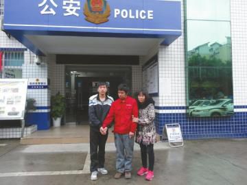 王江中和弟弟、大姑離開東南派出所前的合影。張文敏攝