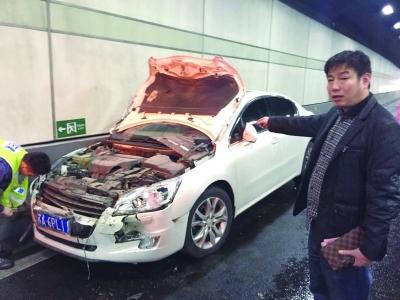 白色標致車車頭嚴重損毀。