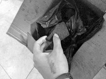 小曾發(fā)出買來的干炭和安眠藥。