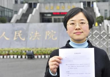 12月3日，起訴代理人出示公訴書。