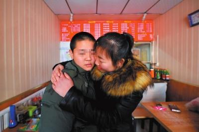 何女士找到了兒子小新后，把兒子緊緊抱在懷里。京華時報記者趙思衡攝