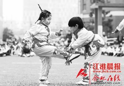 兩名小朋友在進(jìn)行武術(shù)對(duì)打表演。