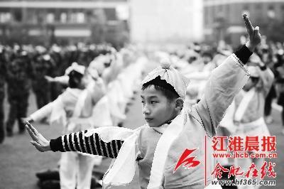 學(xué)生們?cè)谶M(jìn)行集體武術(shù)操展示。