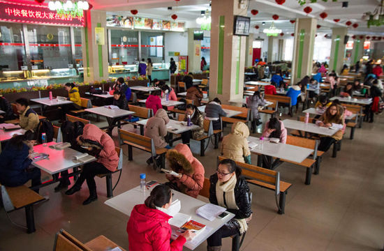圖為在食堂內(nèi)復(fù)習(xí)的學(xué)生。