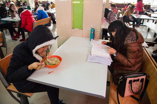圖為在食堂內(nèi)復(fù)習(xí)的學(xué)生。