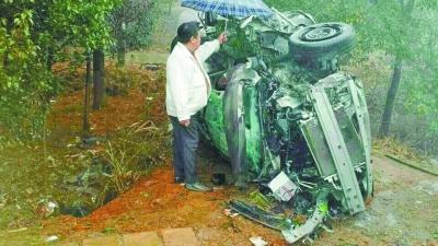 好心的路人為傷者撐傘遮雨。通訊員李鵬程 攝