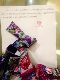 為表謝意，他特意買來(lái)20根棒棒糖送給民警。