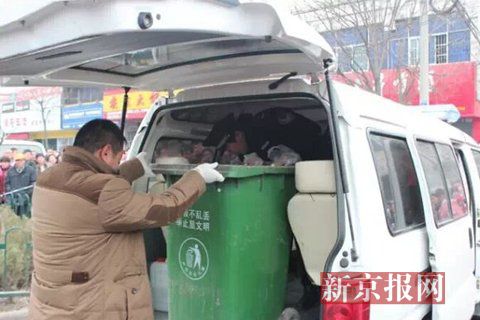 亳州路邊垃圾桶內(nèi)驚現(xiàn)碎尸。網(wǎng)友供圖