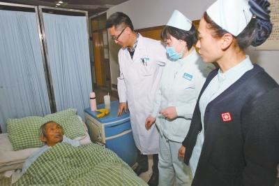 老人病治好了，可他卻一直躺在醫(yī)院的病床上。