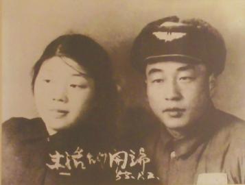 當年的結(jié)婚照老人還保留得很好。