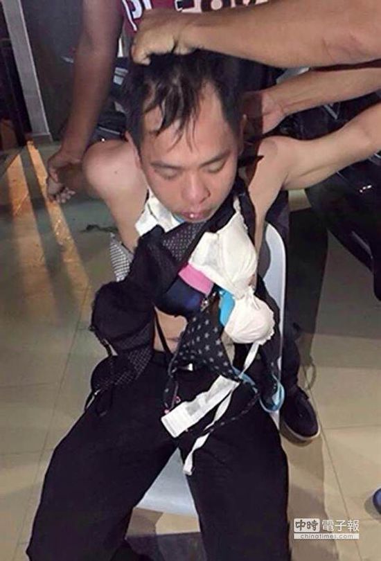 新加坡一名內(nèi)衣賊，被迫穿上女性內(nèi)衣游街示眾。