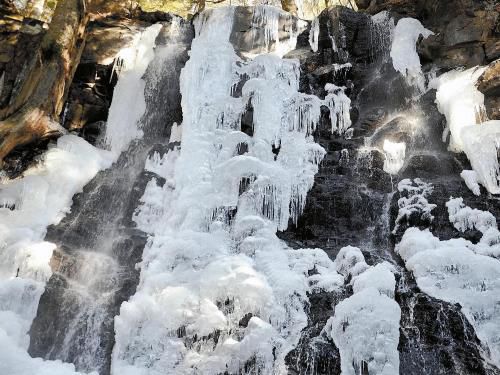 富士河口湖畔的瀑布結(jié)冰，成了一道“冰瀑”。