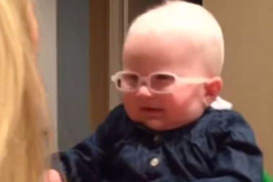 英國白化病兒童透過特制鏡片首次見親媽。