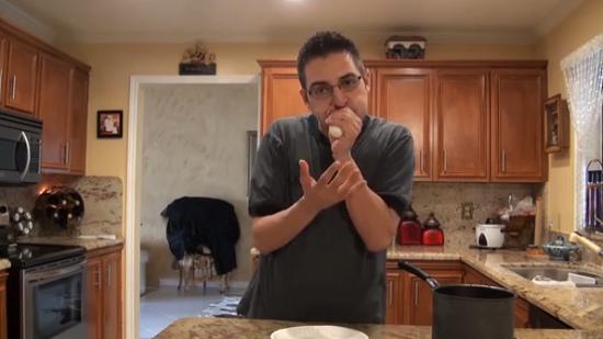 這名男子用手捏緊雞蛋，從窄口一吹，便能輕易把雞蛋吹出，而且不帶任何碎片。