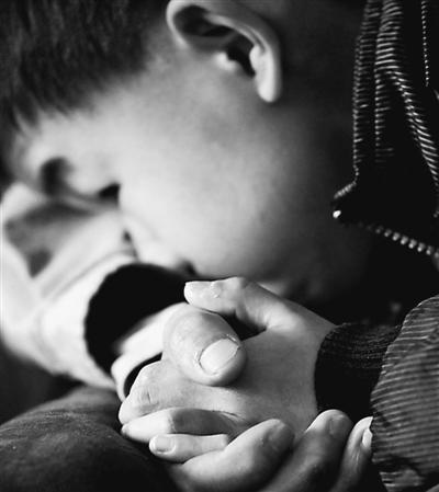 10歲小兒子緊緊握著哥哥的手。資料圖片