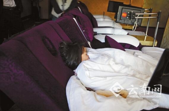 夜里，孩子就睡在沙發(fā)躺椅上。