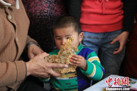 新疆青河縣一牧民上周意外撿到重7.85公斤公斤左右的一塊狗頭黃金，這塊黃金酷似中國(guó)地圖。