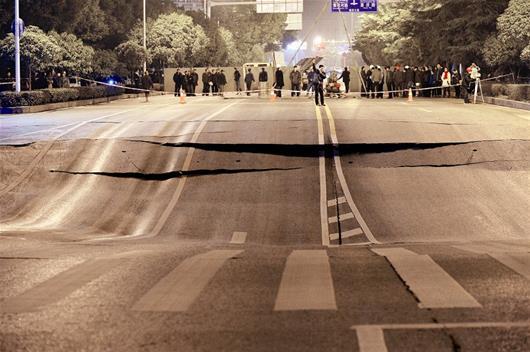 地面繼續(xù)下沉，路面斷裂